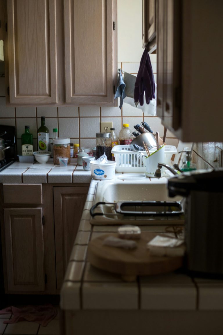 image of a cluttered kitchen, demonstrating effect of clutter on cortisol levels